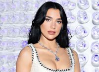 Dua Lipa: Στη Σίφνο με ακάλυπτη την πίσω όψη της