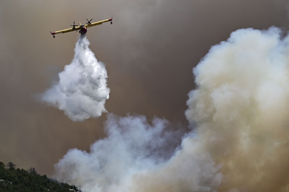 Φωτιά στην Κάρυστο: Επεσε Canadair ενώ επιχειρούσε στη φωτιά