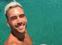 Ιάσονας Μανδηλάς: Γυμνός στο Instagram με ψηλοτάκουνες μπότες μας δείχνει την πίσω όψη του