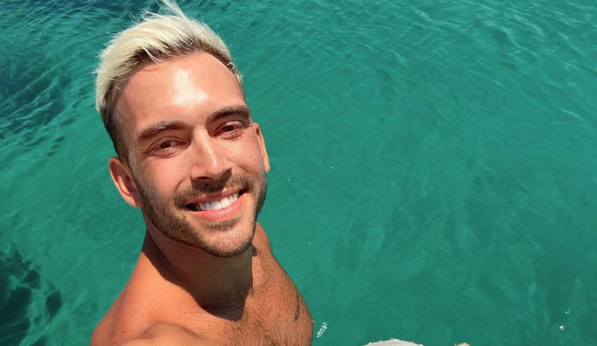 Ιάσονας Μανδηλάς: Γυμνός στο Instagram με ψηλοτάκουνες μπότες μας δείχνει την πίσω όψη του