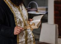 Ρόδος: Συνελήφθη ιερέας μετά από καταγγελία τουρίστα ότι τον άλειψε γυμνό με λάδι