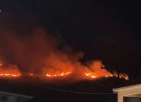 Κόλαση φωτιάς τη νύχτα στο Αλιβέρι – Δεν κινδυνεύει το εργοστάσιο της ΔΕΗ