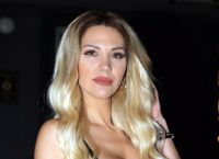 Σάσα Μπάστα: Ανεβάζει τη θερμοκρασία με το κόκκινο κορδονάκι της