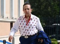 Ιερέας για Μπιμπίλα: Κάνε ό,τι θες στην προσωπική σου ζωή- Μην γελοιοποιείς όμως την Πατρίδα μου