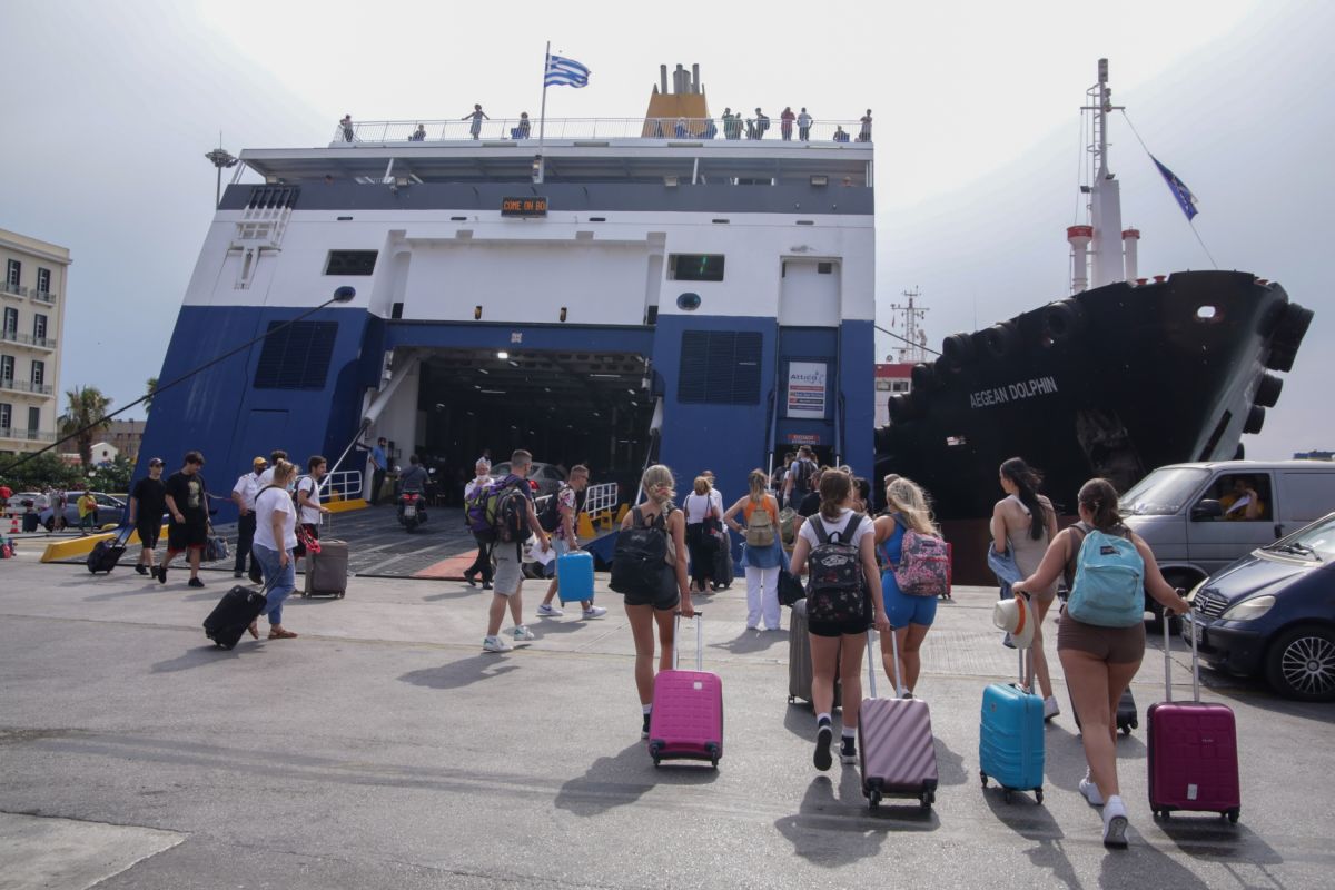 Μαζική η έξοδος των αδειούχων – Αυξημένη η κίνηση στο λιμάνι του Πειραιά