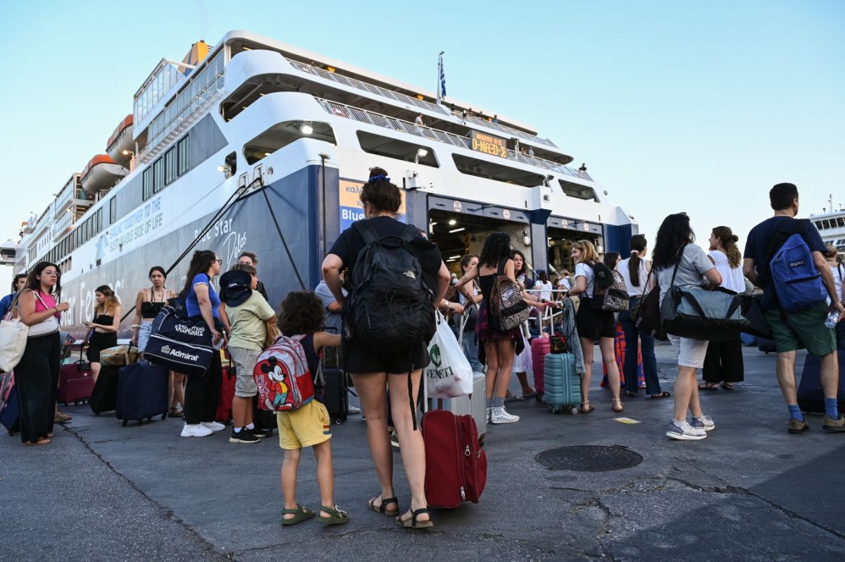 Εξοδος: 98.000 επιβάτες αναχώρησαν από τα λιμάνια της Αττικής το Σαββατοκύριακο