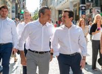 Επίσκεψη Σκρέκα στην αγορά: Πολύ καλές τιμές, έντονο αγοραστικό ενδιαφέρον την πρώτη ημέρα των εκπτώσεων
