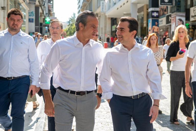 Επίσκεψη Σκρέκα στην αγορά: Πολύ καλές τιμές, έντονο αγοραστικό ενδιαφέρον την πρώτη ημέρα των εκπτώσεων