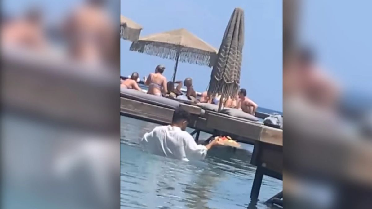 Άμεση παρέμβαση δυο υπουργείων για τον σερβιτόρο που παρέδιδε κολυμπώντας παραγγελία