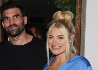 Τούνη – Αλεξάνδρου: Σαν ερωτευμένοι πιγκουίνοι στη Σαντορίνη
