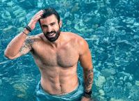 Ηλίας Γκότσης: «Η πρώτη φορά που έκανα έρωτα ήταν στα 17,5 μου»