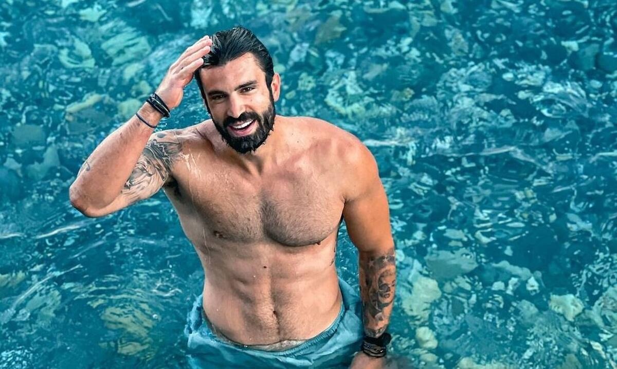 Ηλίας Γκότσης: «Η πρώτη φορά που έκανα έρωτα ήταν στα 17,5 μου»