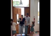 Καρκινοπαθής πήγε στο Δημαρχείο για ένα έγγραφο – Δεν ήξερε πως μέσα γινόταν ο …γάμος της