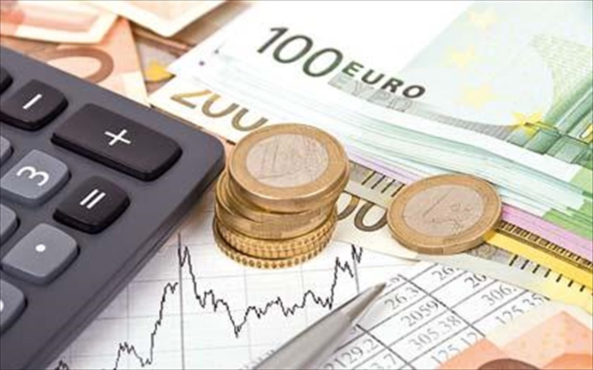 Επιπλέον έσοδα 2 δισ. έως το 2026, ο στόχος της κυβέρνησης για χρηματοδότηση νέων φοροελαφρύνσεων