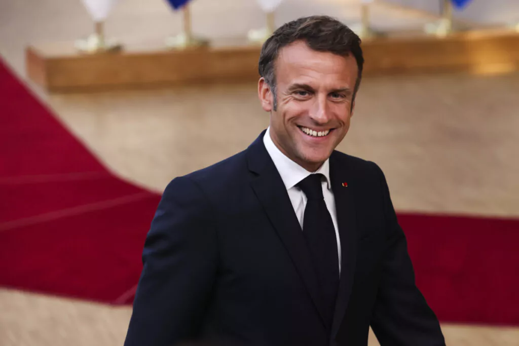 Politico: Ο ιδιοκτήτης της Louis Vuitton πίεσε τον Μακρόν να αλλάξει πρωθυπουργό