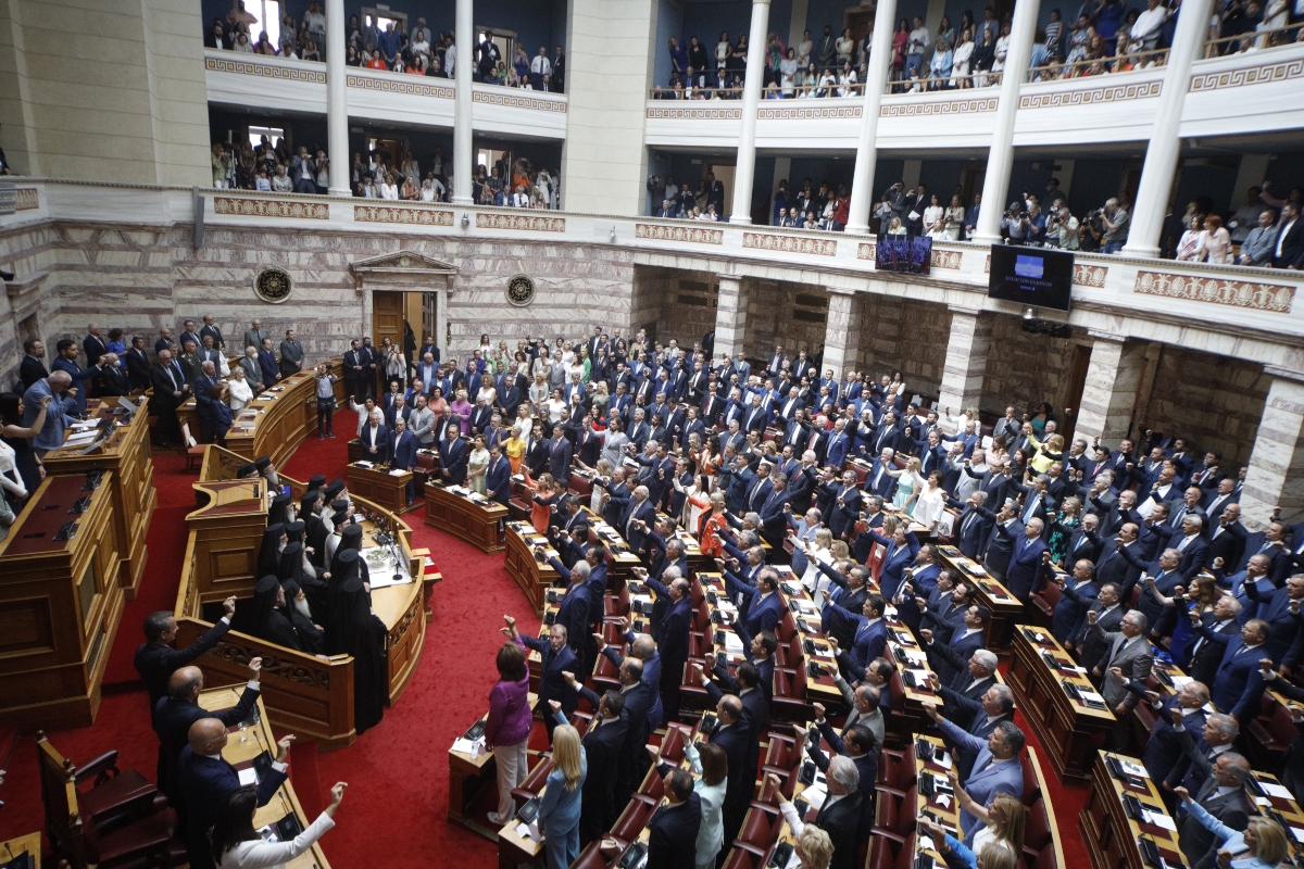Οι πρώτες προειδοποιήσεις και η εκ δεξιών απειλή