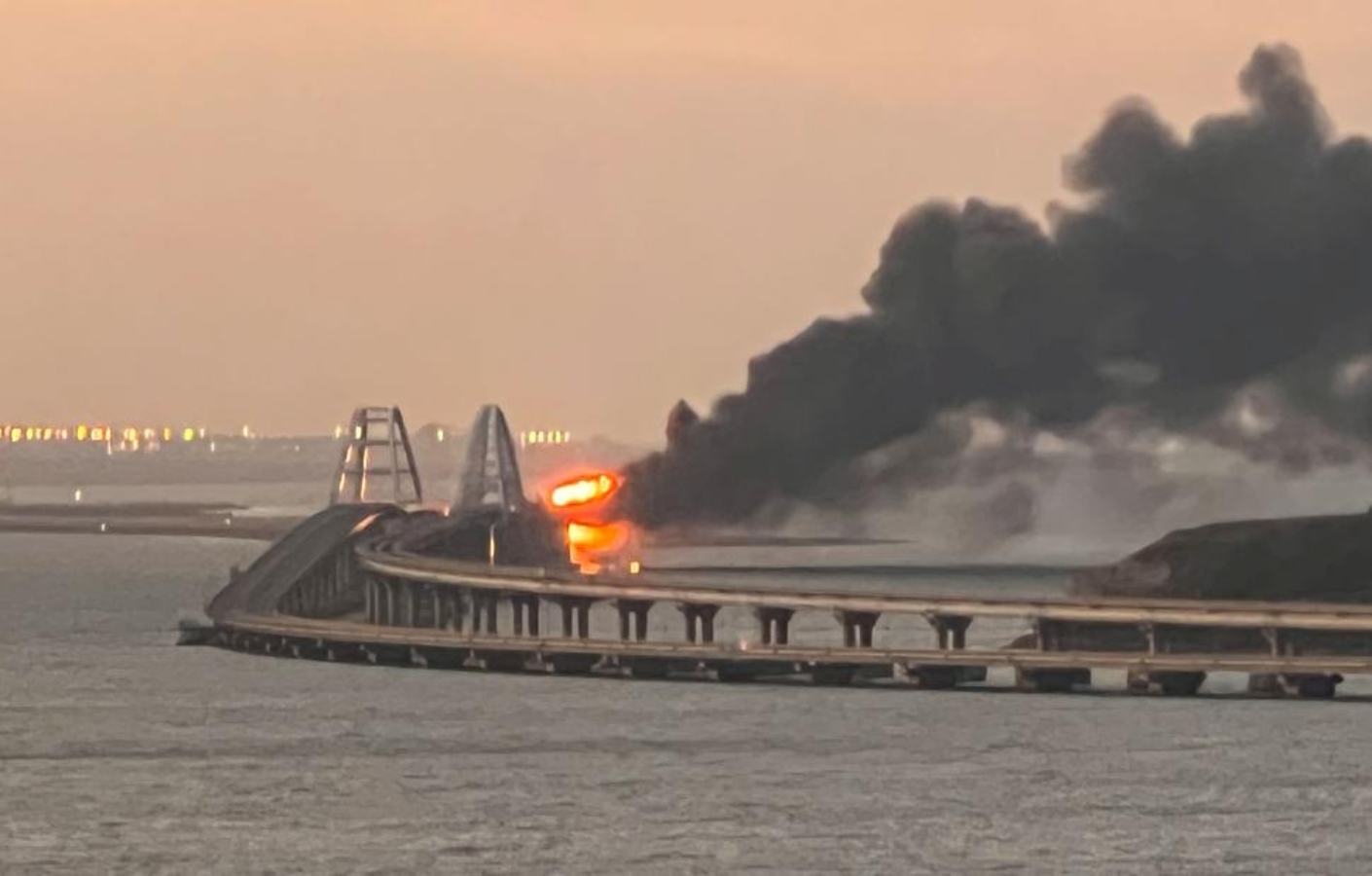 Βίντεο από την ουκρανική επίθεση με drone στη ρωσική γέφυρα της Κριμαίας [vid]