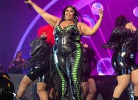 Lizzo: Βαριές κατηγορίες εις βάρος της από χορεύτριες για σεξουαλική παρενόχληση με δονητές και μπανάνες