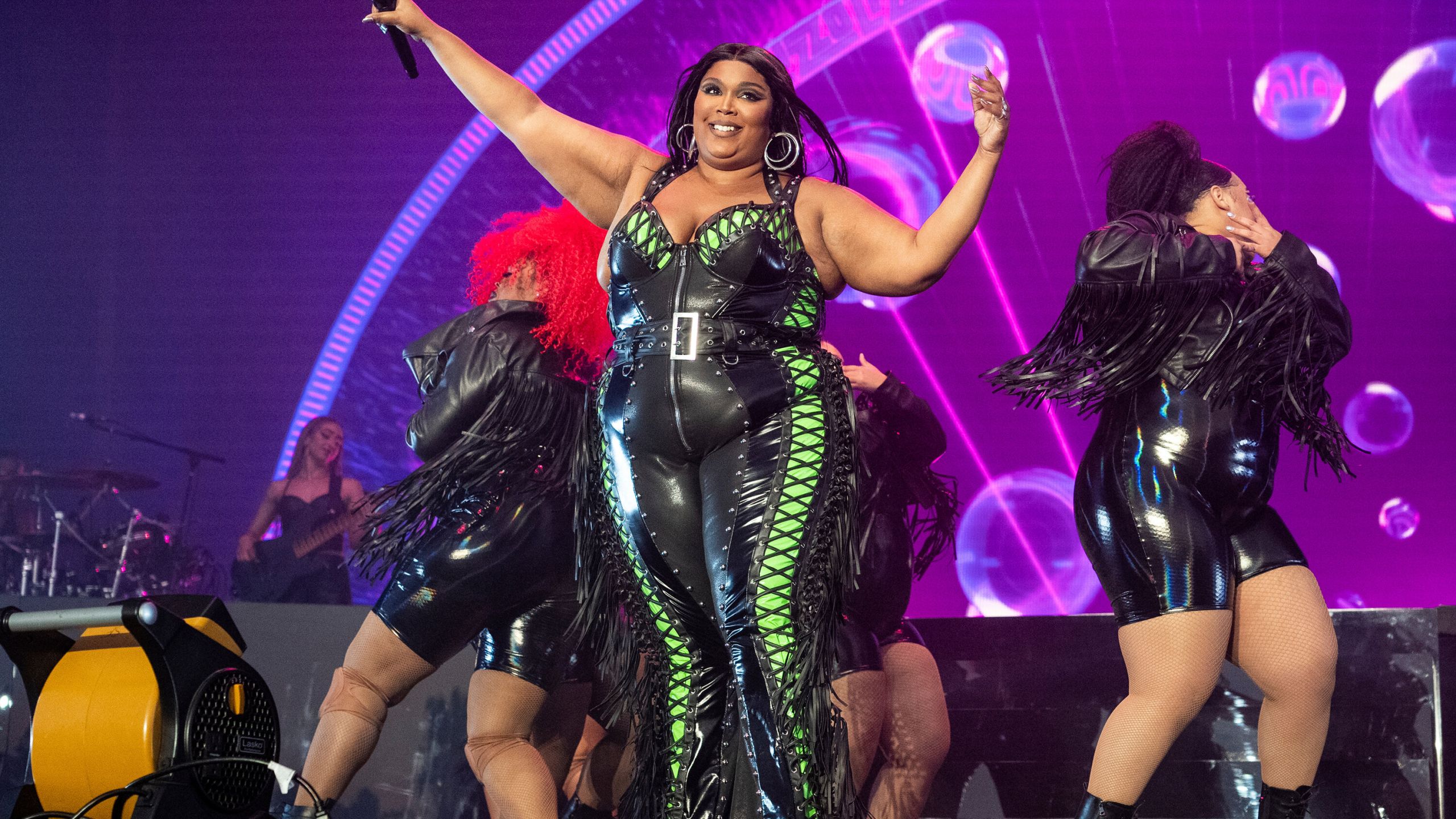 Lizzo: Βαριές κατηγορίες εις βάρος της από χορεύτριες για σεξουαλική παρενόχληση με δονητές και μπανάνες