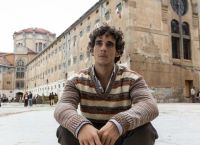 Ο «Ρίο» από το Casa de Papel σε ένα κλειστοφοβικό και βίαιο πολιτικό θρίλερ