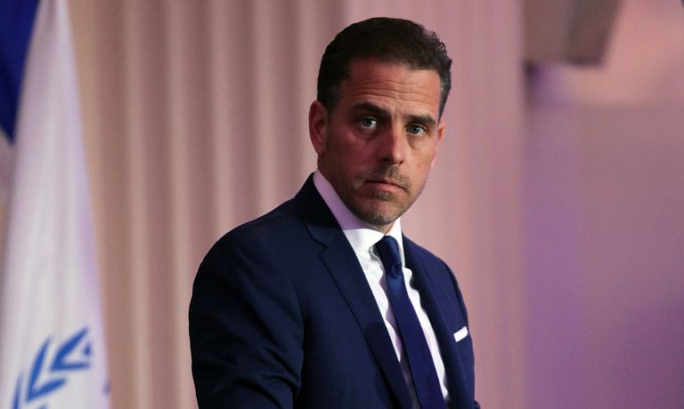 Χάντερ Μπάιντεν: Στρίπερ φίλη του αποκαλύπτει ότι είναι εθισμένος στα ναρκωτικά και στο σπρέι μαυρίσματος
