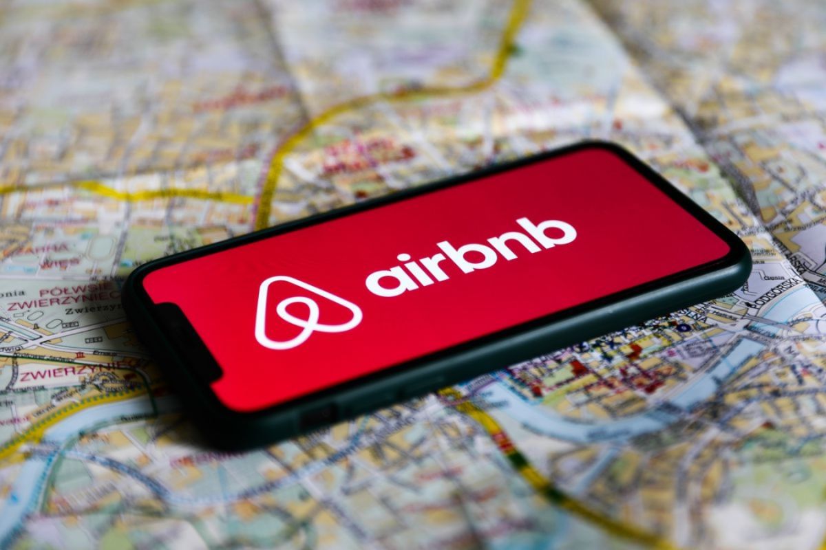 Airbnb: Επιστρέφουν οι τουρίστες στην Αθήνα – Ποιες περιοχές προτιμούν