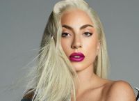 Lady Gaga: Με κόκκινο κραγιόν και μαύρο στιλάτο vintage φόρεμα κατέπληξε τα πλήθη