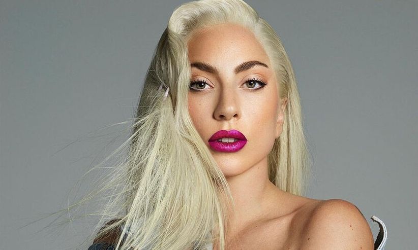 Lady Gaga: Με κόκκινο κραγιόν και μαύρο στιλάτο vintage φόρεμα κατέπληξε τα πλήθη