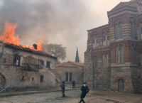 Οι πυροσβέστες κατάφεραν και έσωσαν την ιστορική Μονή του Οσίου Λουκά
