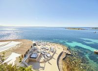 Για μια θέση στον ήλιο: Αυτές είναι οι «χρυσές» ξαπλώστρες στην Ευρώπη – Τιμές που προσεγγίζουν τα… 700 ευρώ