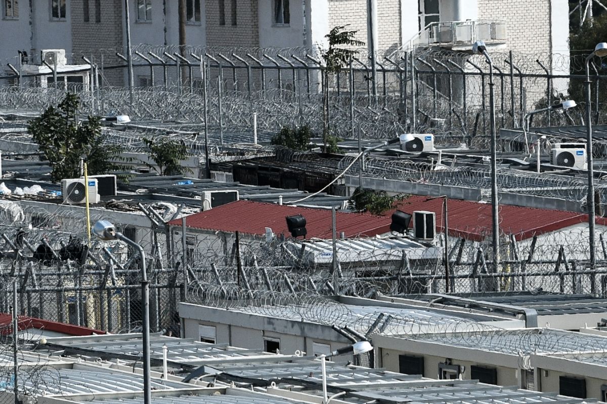 Φωτιά τώρα: Εκκενώνεται η Αμυγδαλέζα – Πάνω από 700 μετανάστες μεταφέρονται στη Μαλακάσα