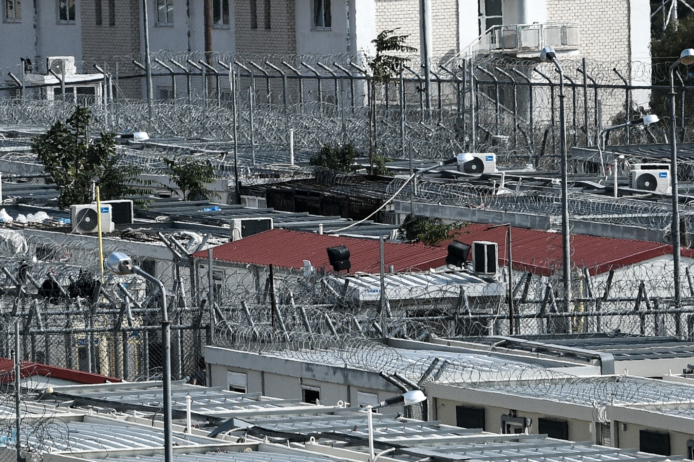 Φωτιά τώρα: Εκκενώνεται η Αμυγδαλέζα – Πάνω από 700 μετανάστες μεταφέρονται στη Μαλακάσα