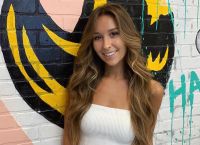 Nicky Gile: Το τερμάτισε πρώην τσιρλίντερ – Προκλητικές πόζες χωρίς σουτιέν