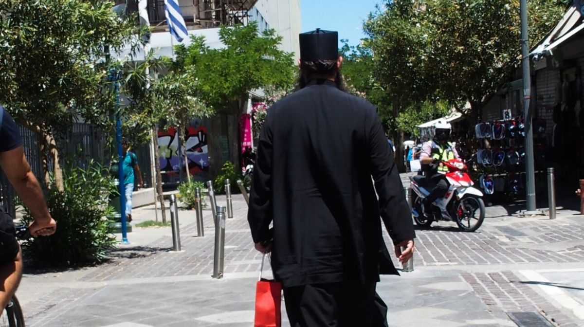 Eύβοια: Επεισόδιο για τις νέες ταυτότητες – Γυναίκα χαστούκισε ιερέα