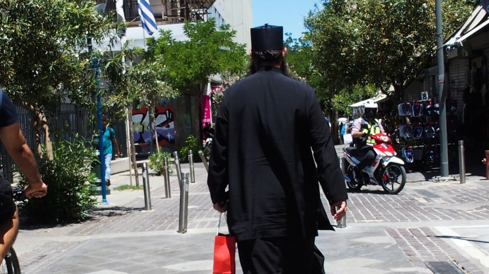 Eύβοια: Επεισόδιο για τις νέες ταυτότητες – Γυναίκα χαστούκισε ιερέα