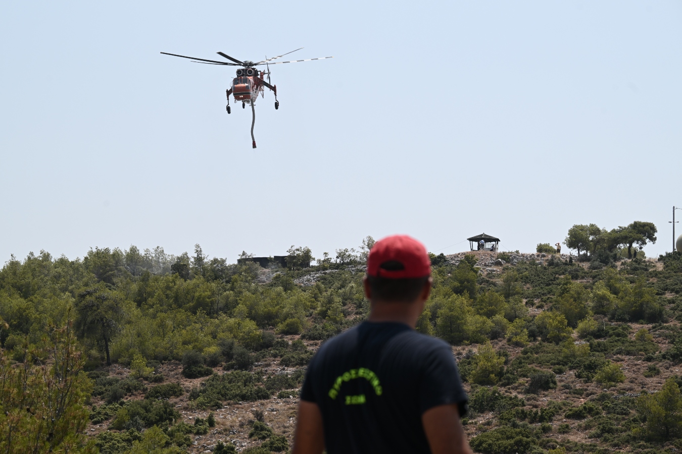 Μαραθώνας: Οριοθετήθηκαν οι διάσπαρτες εστίες φωτιάς