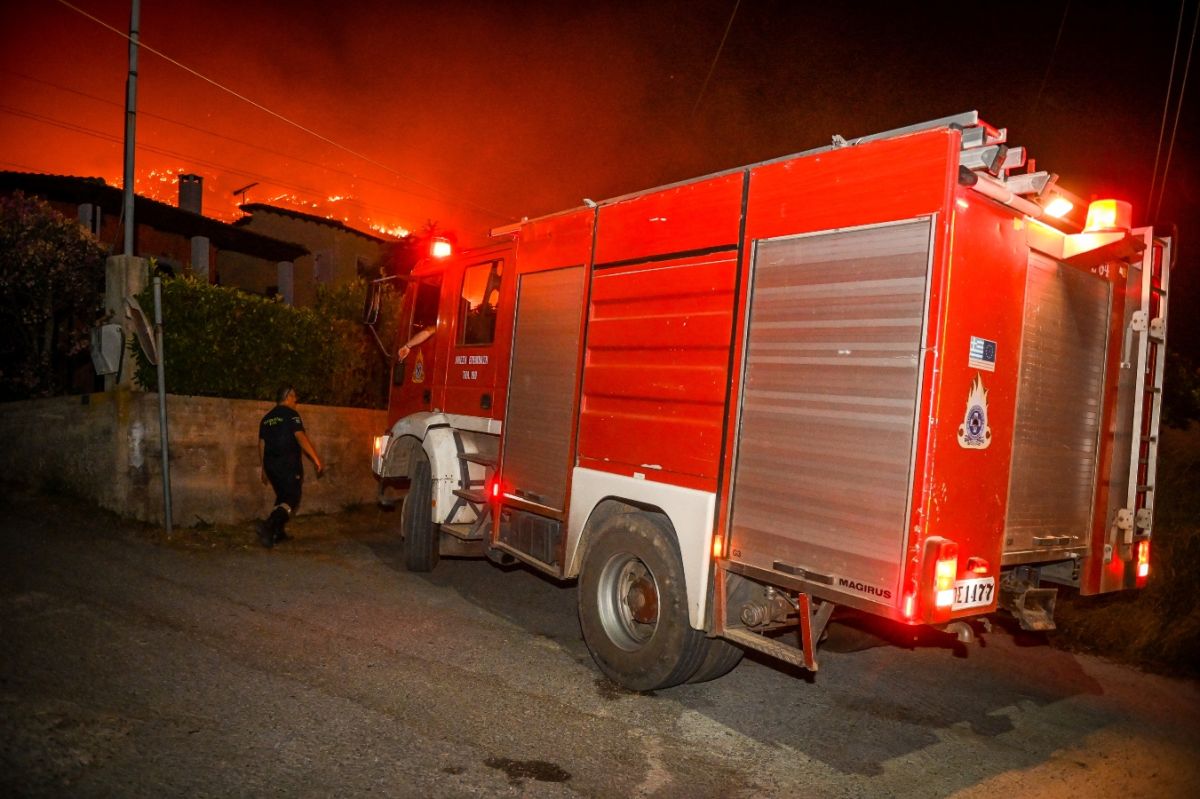 Mάχη με τις αναζωπυρώσεις σε Έβρο, Πάρνηθα, Βοιωτία -122 πυρκαγιές σε όλη την επικράτεια
