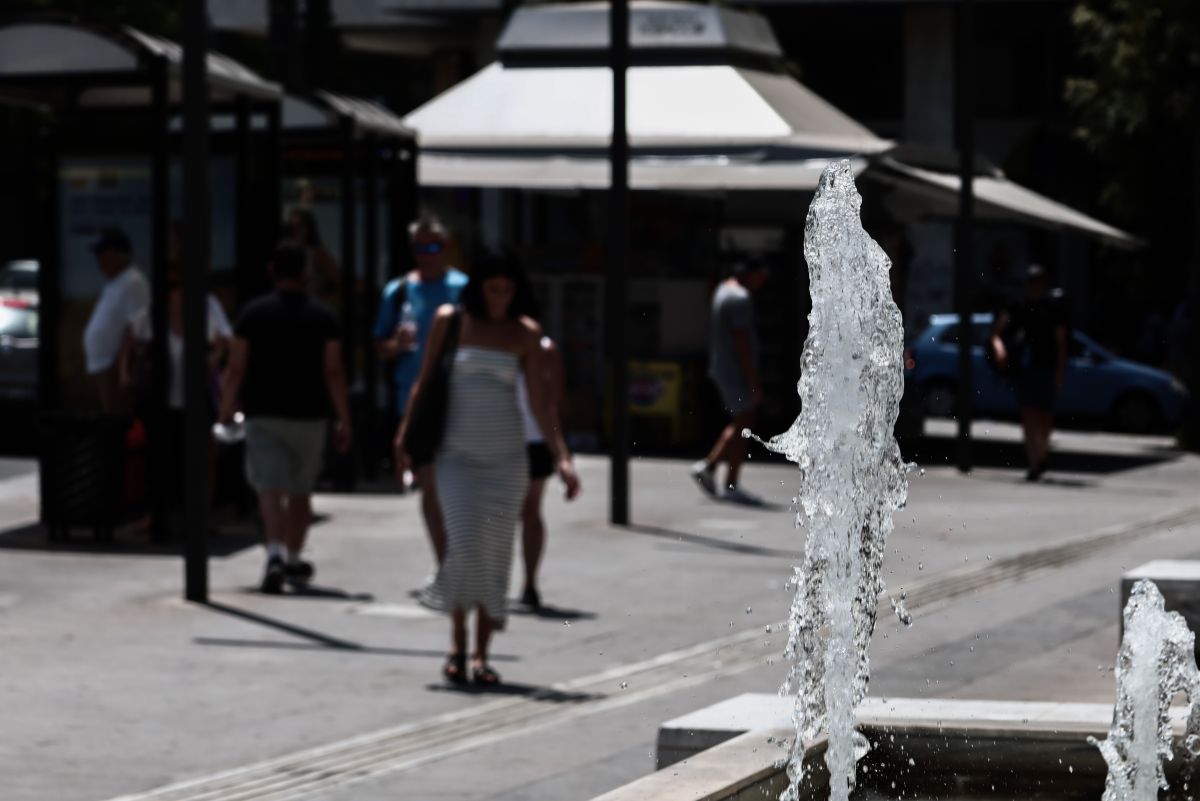 Καιρός 23/8: Επιμένει η έντονη ζέστη με ισχυρούς ανέμους