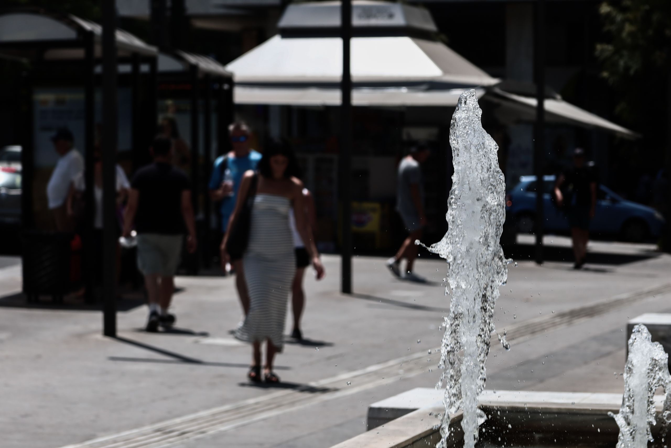 Καιρός 23/8: Επιμένει η έντονη ζέστη με ισχυρούς ανέμους