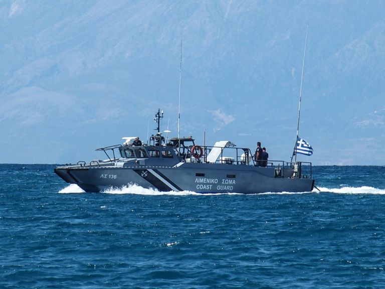Λιμενικό: Βίντεο σοκ! Σώζουν γυναίκα που παρασύρθηκε με φουσκωτό φλαμίνγκο [vid]