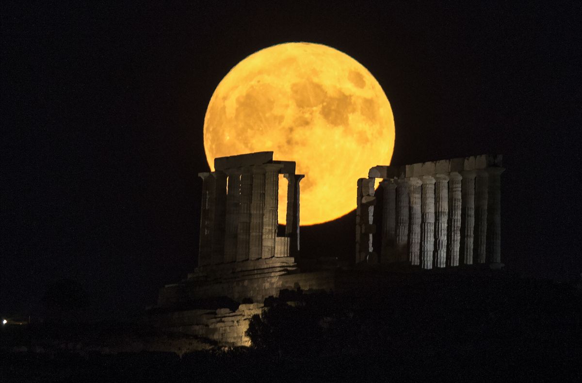 Οι εντυπωσιακές εικόνες από την Πανσέληνο του Αυγούστου – Πώς επηρέασε  τον τυφώνα Idalia στη Φλόριντα
