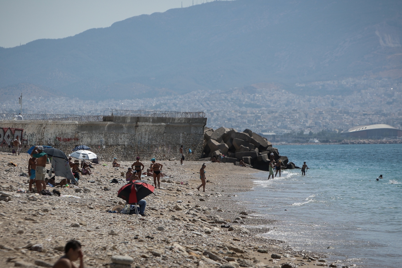 Daily Mail για το «Κίνημα της Πετσέτας»: «Θυμωμένοι Έλληνες σε πόλεμο κατά της ξαπλώστρας»