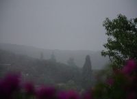 Η κακοκαιρία Petar «xτυπά» την Κέρκυρα – Απεγκλωβίστηκαν 10 τουρίστες από παραλία του νησιού