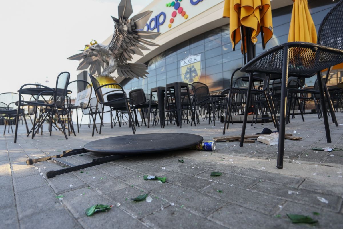 Νέα Φιλαδέλφεια: Σοκάρουν τα βίντεο από την επιδρομή των Κροατών χούλιγκαν – Με ξύλα και ρόπαλα στα χέρια