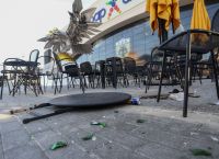 Νέα Φιλαδέλφεια: Σοκάρουν τα βίντεο από την επιδρομή των Κροατών χούλιγκαν – Με ξύλα και ρόπαλα στα χέρια