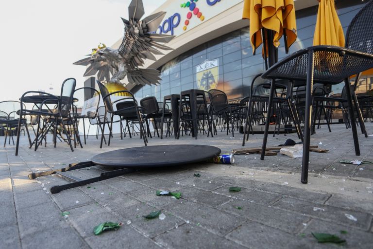 Νέα Φιλαδέλφεια: Σοκάρουν τα βίντεο από την επιδρομή των Κροατών χούλιγκαν – Με ξύλα και ρόπαλα στα χέρια