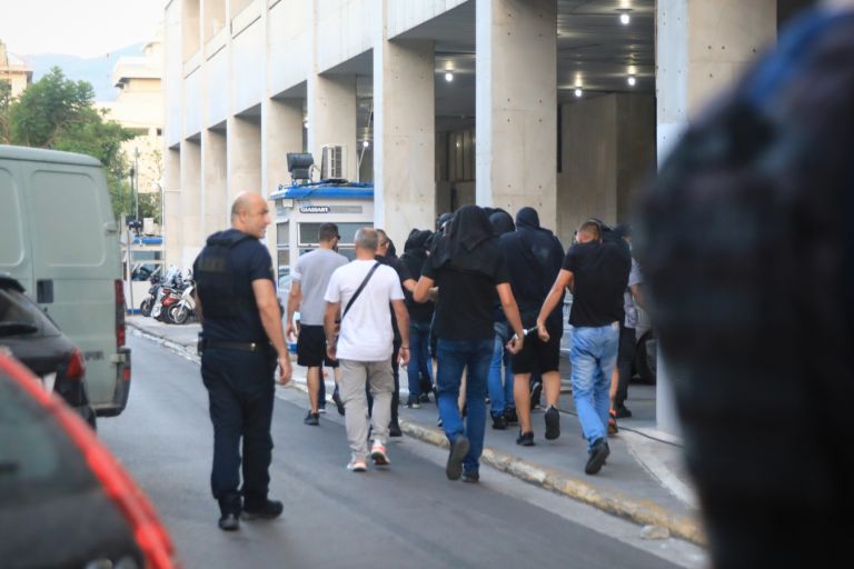 Ν. Φιλαδέλφεια: Στον εισαγγελέα την Τετάρτη οι 94 συλληφθέντες – Το DNA θα δείξει τον δολοφόνο
