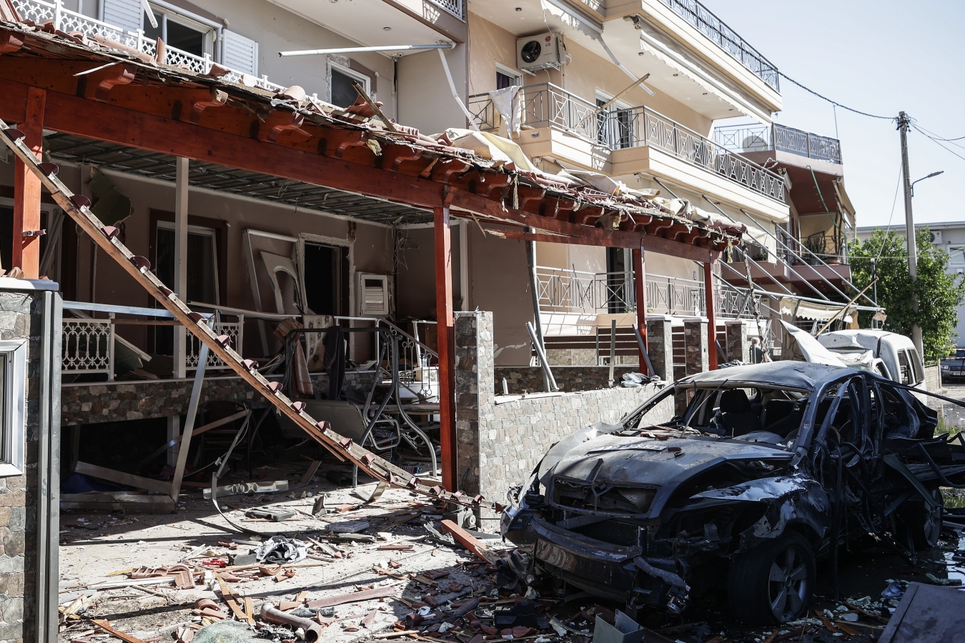 Η έκρηξη στον Ασπρόπυργο ισοπέδωσε σπίτια και αυτοκίνητα [pics]