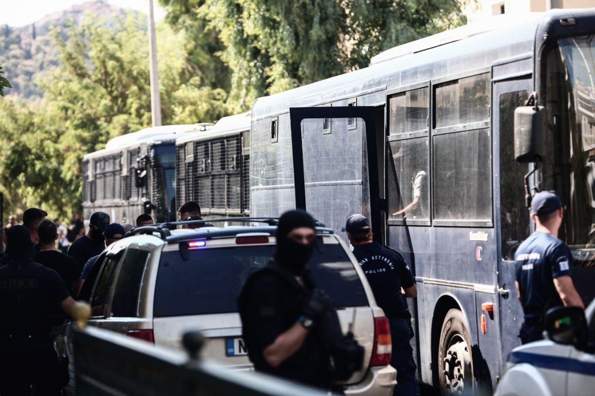 Ένταση στην Ευελπίδων ανάμεσα σε οπαδούς της ΑΕΚ και την αστυνομία