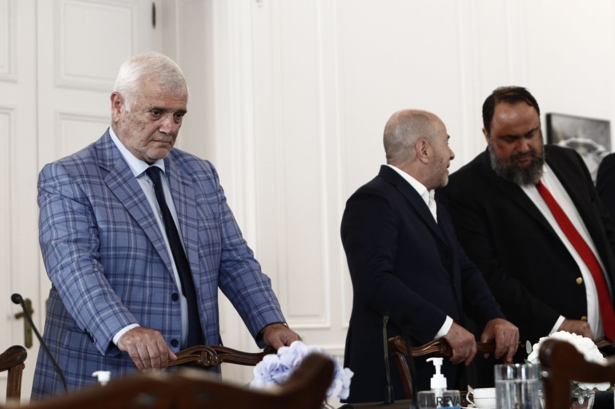 Μέγαρο Μαξίμου: Η στιγμή που αποχώρησαν οι πρόεδροι Ολυμπιακού, Παναθηναϊκού και ΑΕΚ